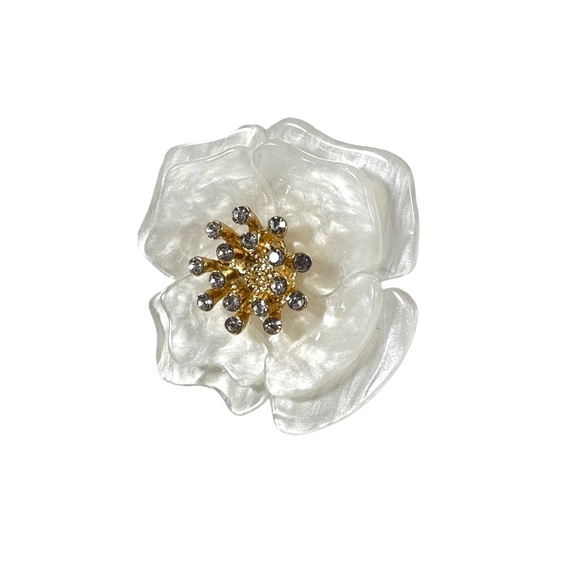 Stunning pearl lucite white flower ring with golden and rhinestone accen… - Picture 3 of 6